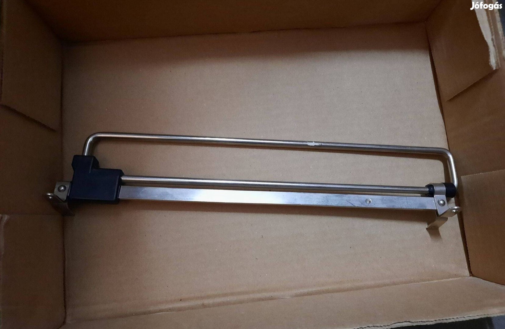 Szekrénybe szerelhető kihúzható vállfatartó króm