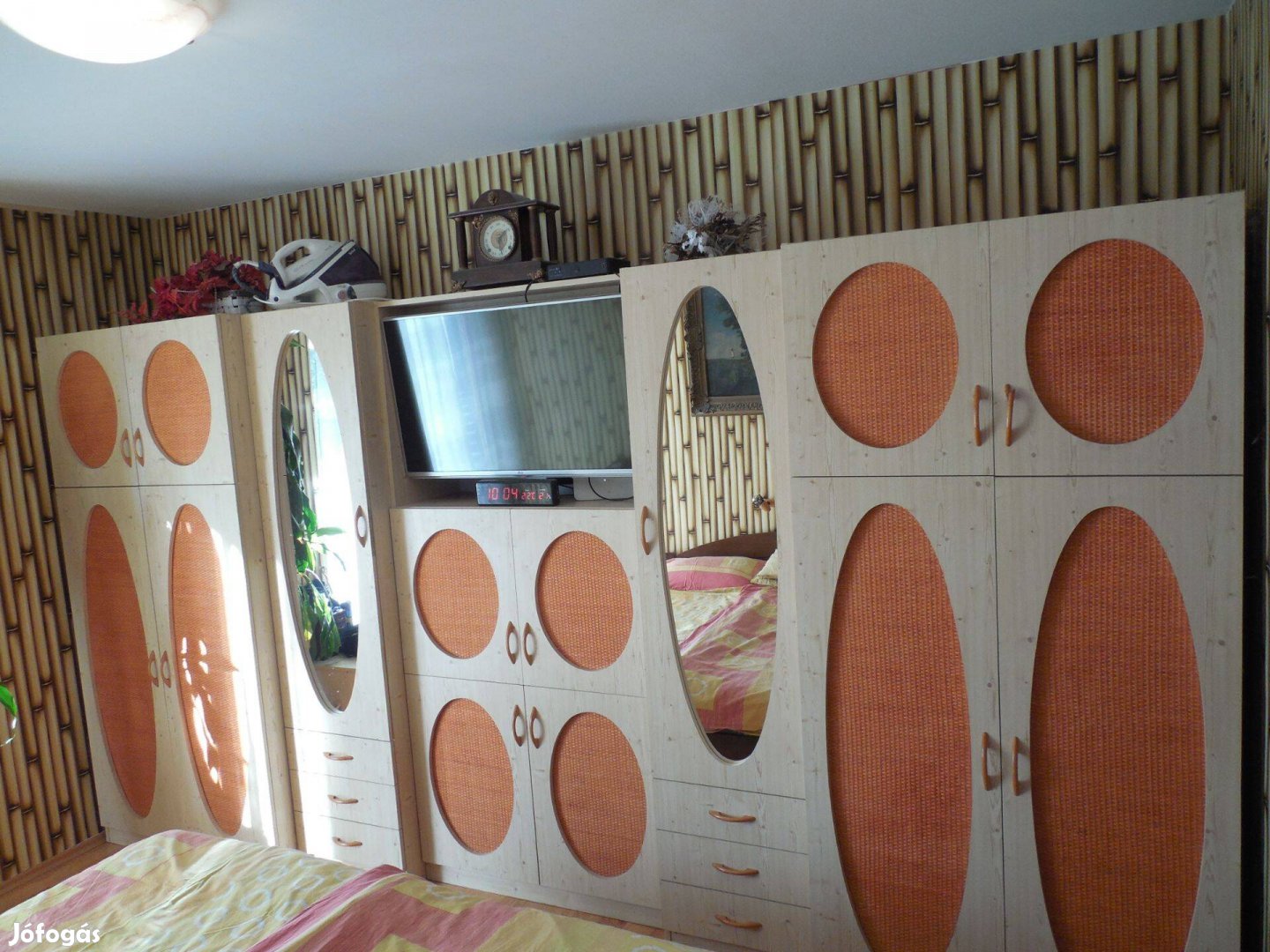 Szekrényegyüttes, csomós fenyő színű, egyedi rattan betétes