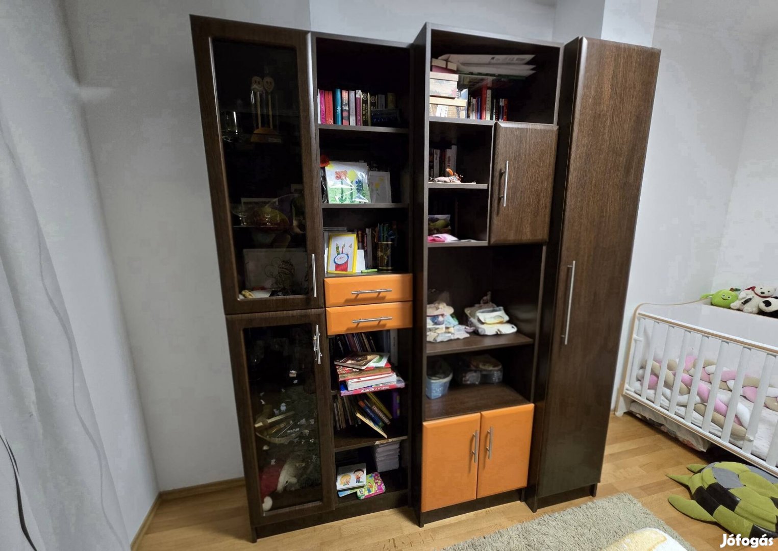 Szekrénysor - vitrines, könyves, akasztós elemekkel