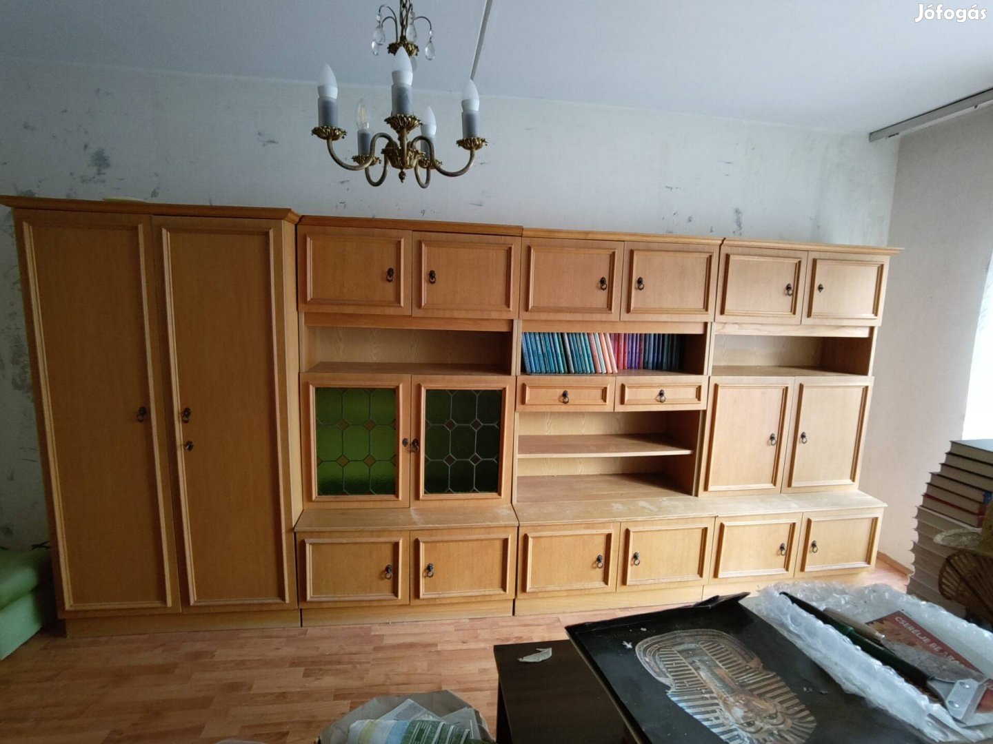 Szekrénysor bárszekrénnyel és világítással