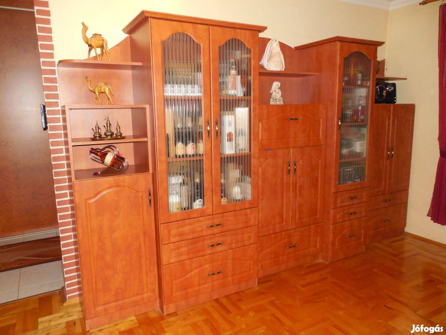 Szekrénysor, igényes, egyedi gyártású, MDF ajtókkal,