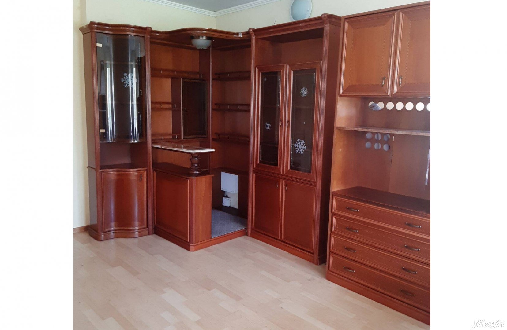 Szekrénysor bársarokkal