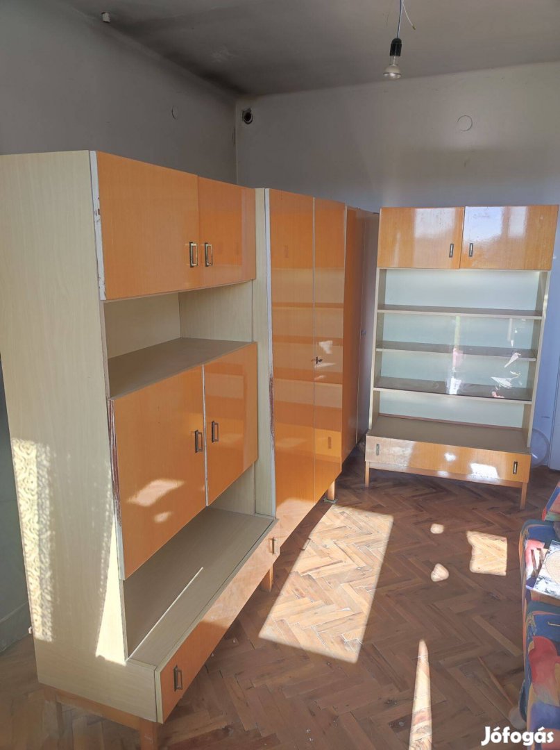 Szekrénysor eladó!Nagyon régi, retro, de használható