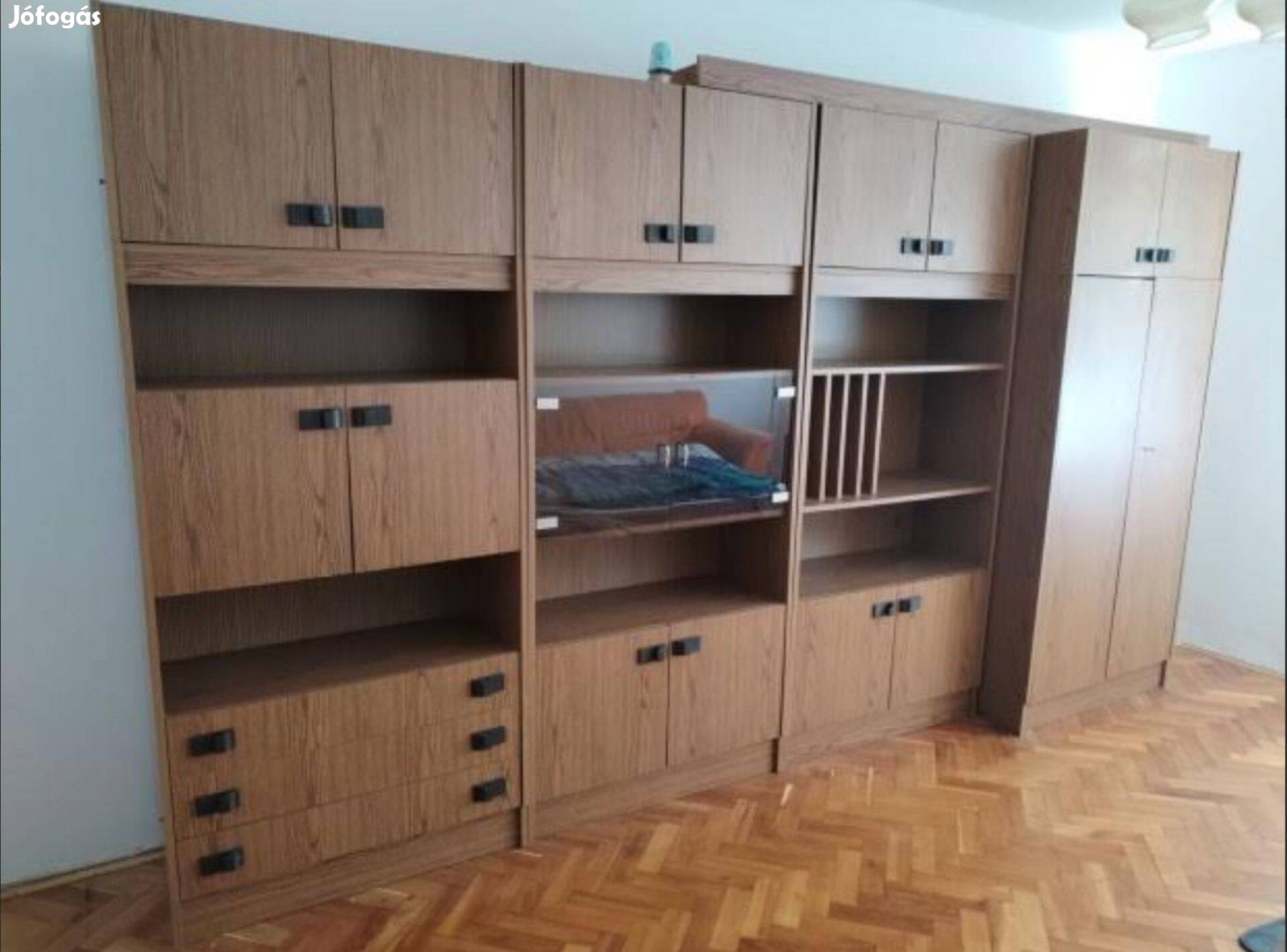 Szekrénysor jó állapotban