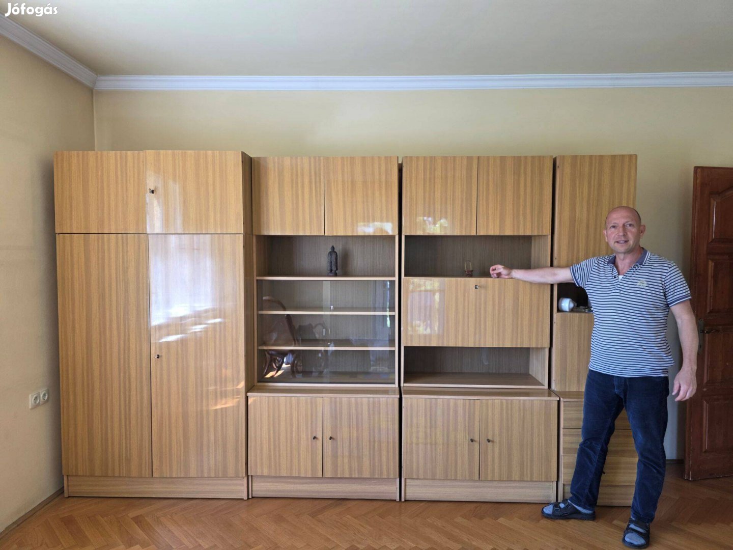 Szekrénysor részben vagy egészben eladó