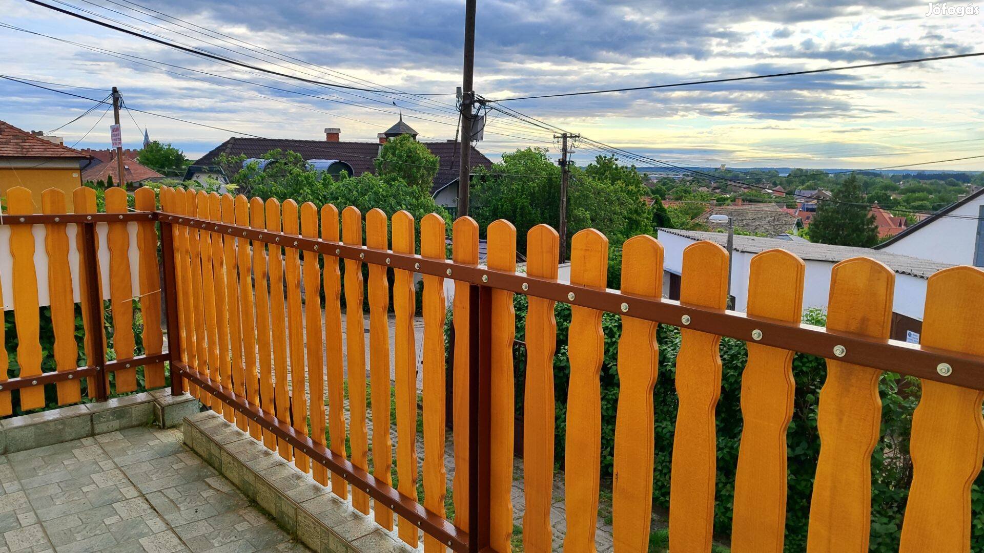 Szekszárd Kadarka utcában Sorházi 3szintes lakás garázzsal
