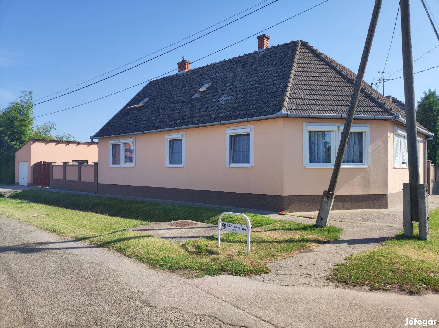 Szekszárd közelében, Tolna-Mözsön eladó családi ház
