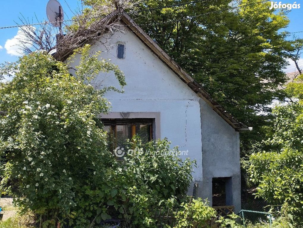 Szekszárd központjában 51 nm felújítandó családi ház eladó!