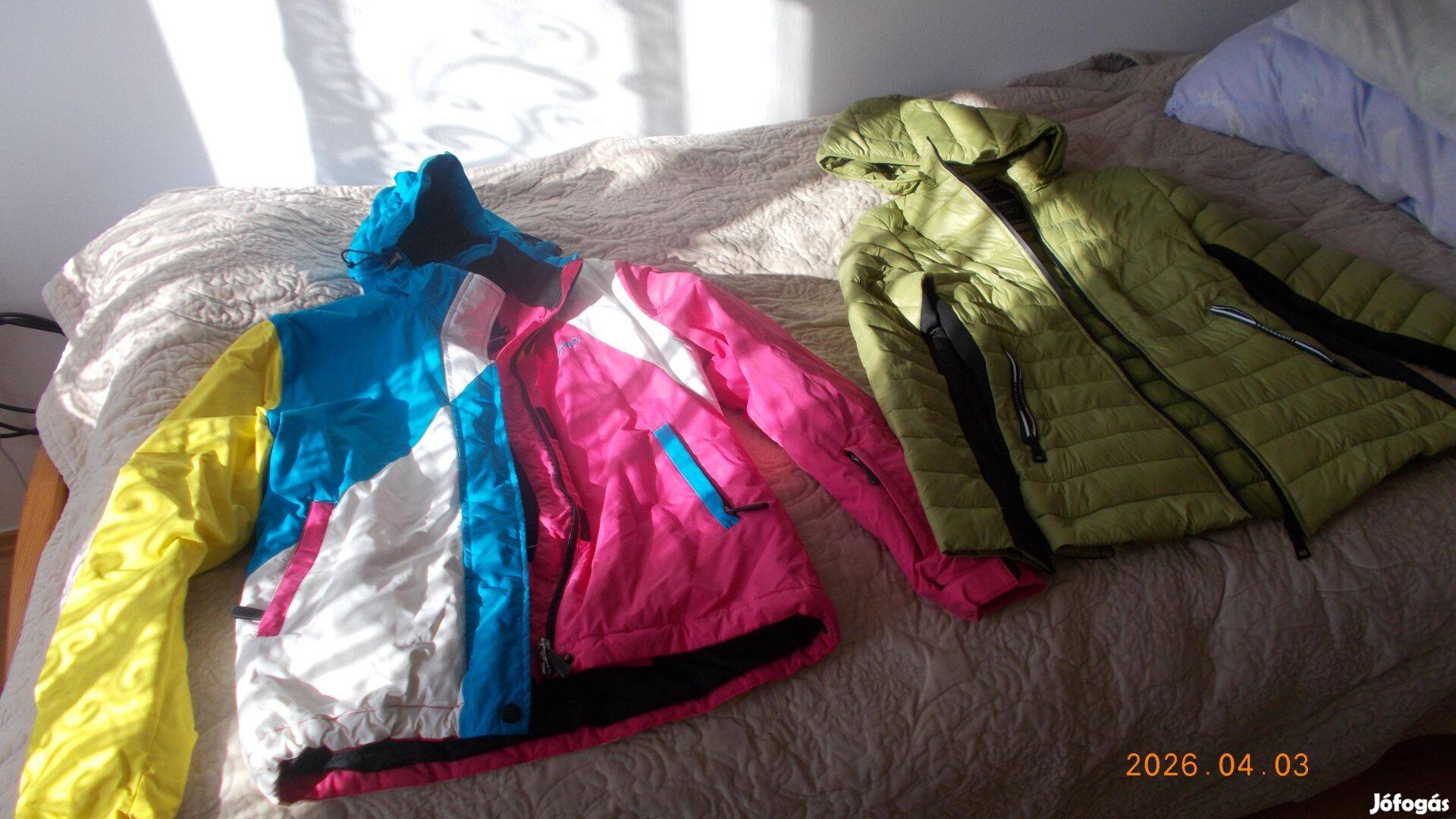 Széldzsekik világos eladó egybe