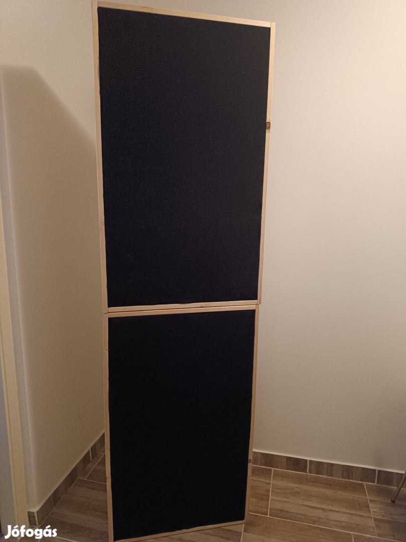 Szélessávú akusztikai panel