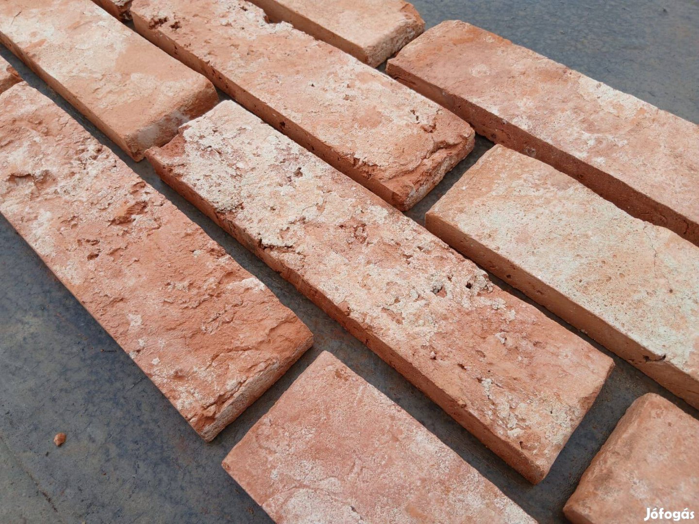 Szeletelt tégla külső szelet alsó-felső vágott bontott tégla burkolat