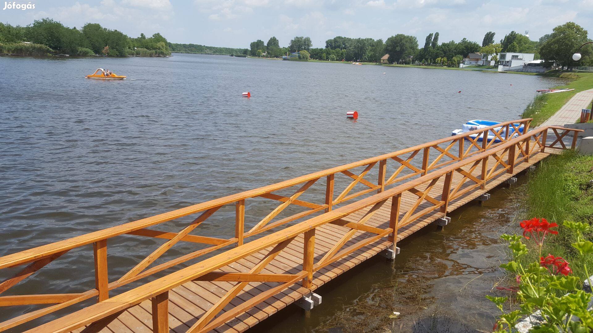 Szelidi tóhoz közeli összkomfortos lakás kerttel, garázzsal eladó