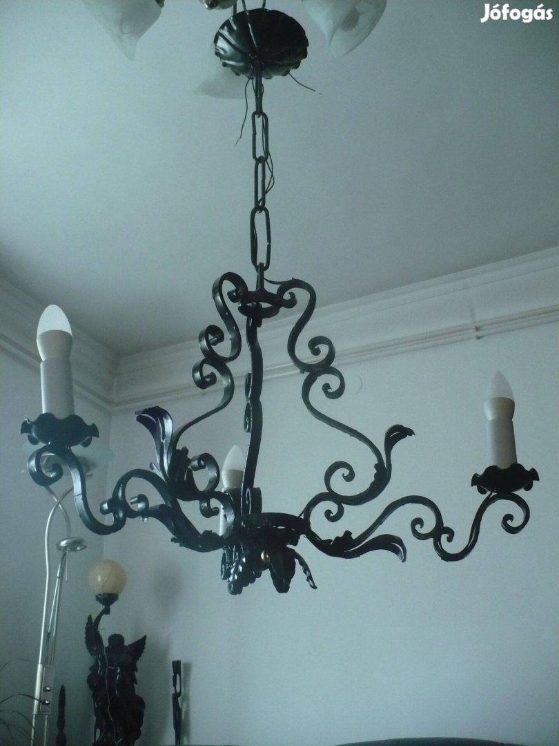 Szemrevaló kovácsoltvas mennyezeti lámpa