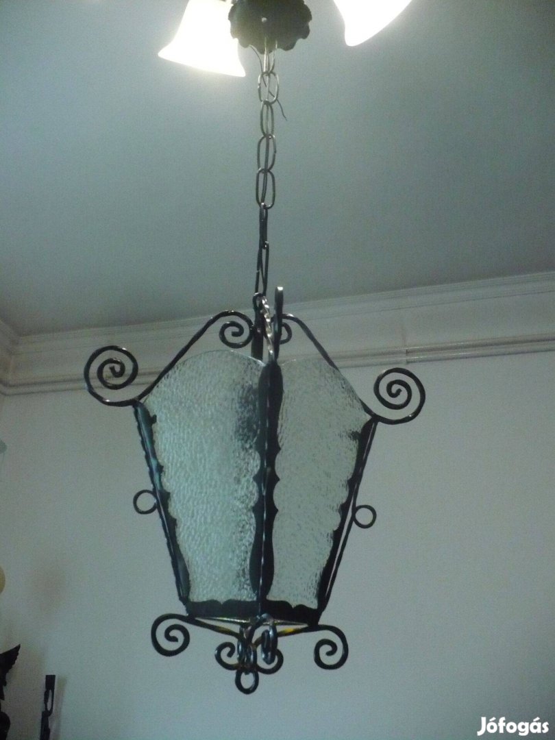 Szemrevaló kovácsoltvas mennyezeti lámpa