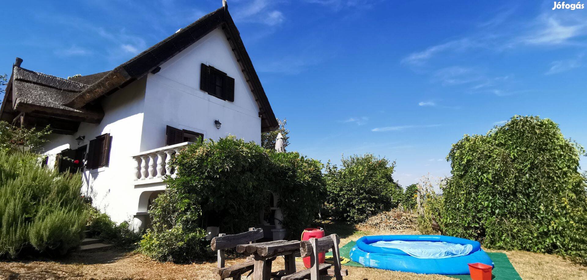 Szent György-hegy déli oldalán panorámás nyaraló eladó!