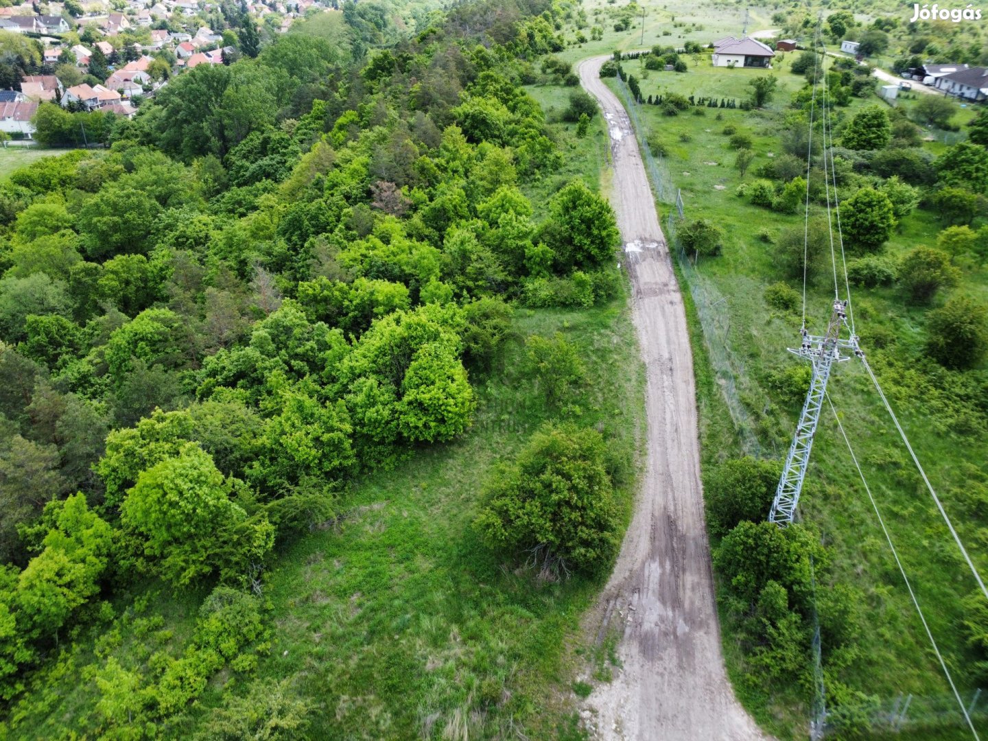 Szentendrén a Kőhegy lábánál, jó elhelyezkedésű, köves földúton megköz