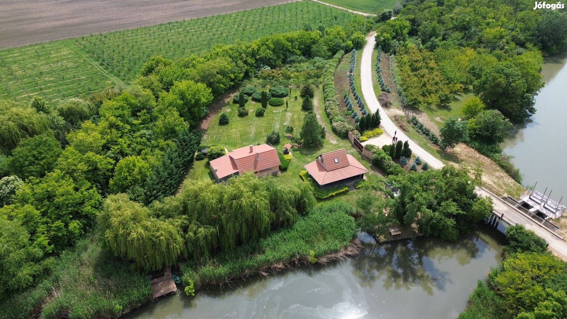 Szentesen közvetlen Kurca-parti ingatlan eladó