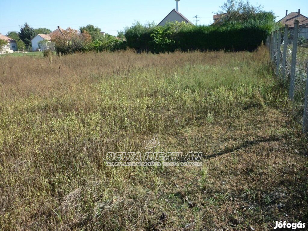 Szentlőrinckáta belterületén 1378 m2-es üres építési telek eladó!