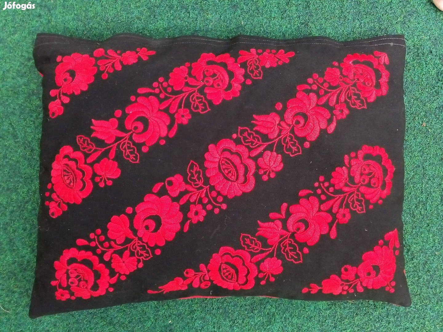 Szép, kézzel hímzett díszpárna eladó!