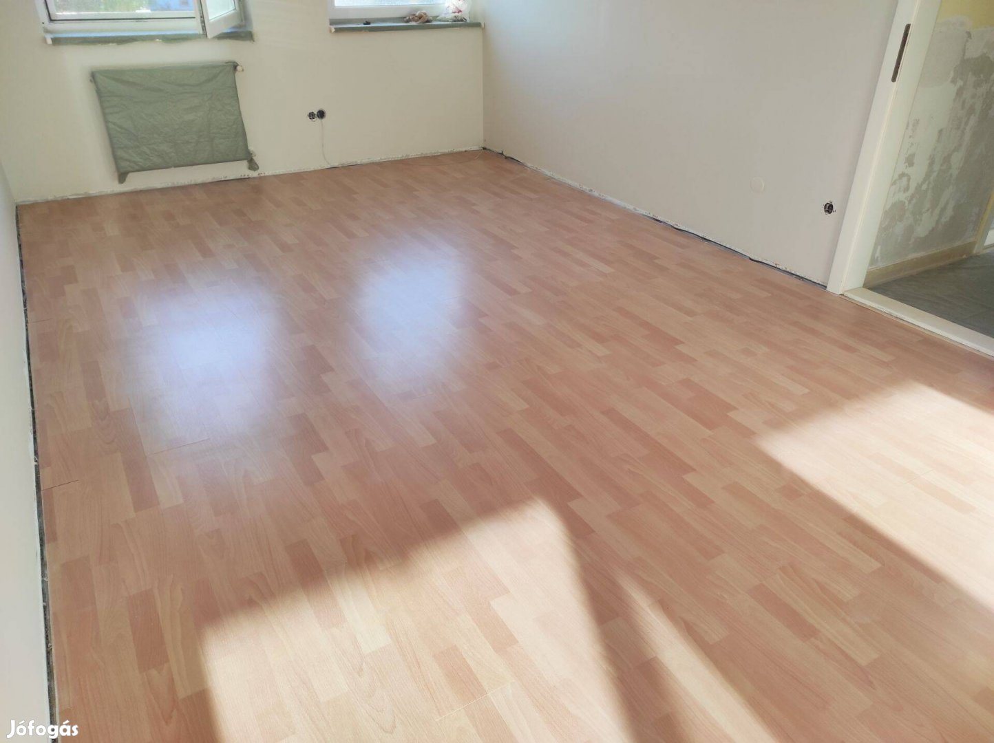 Szép állapotban lévő laminált parketta eladó (30 m2)