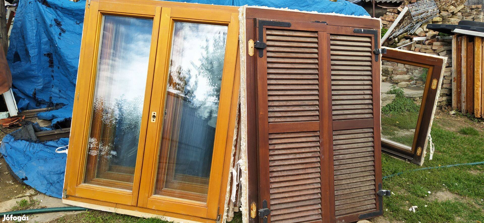 Szép állapotú fa hőszigetelt ablak ajándék zsaluval