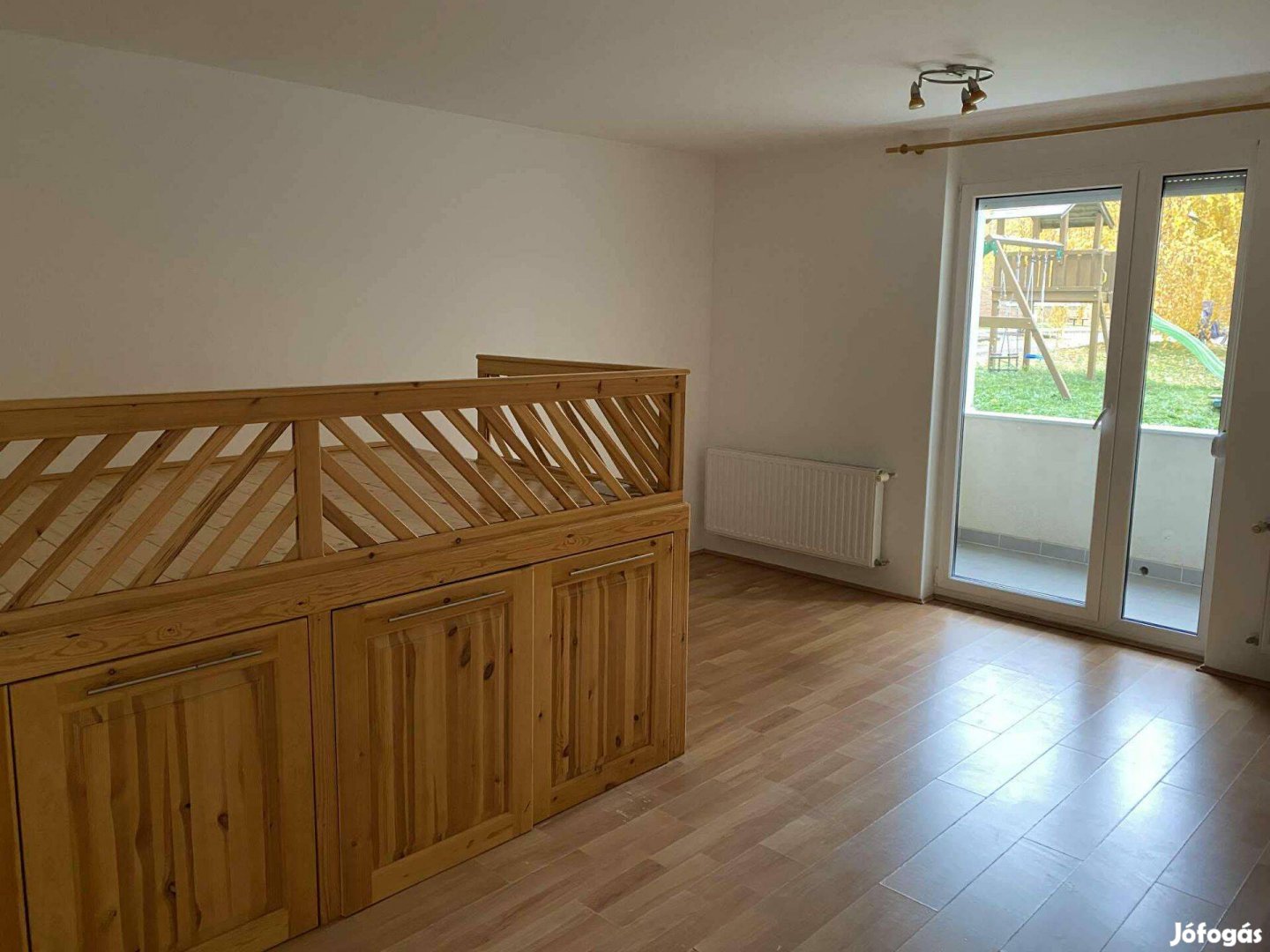 Szép állapotú galériaágy!