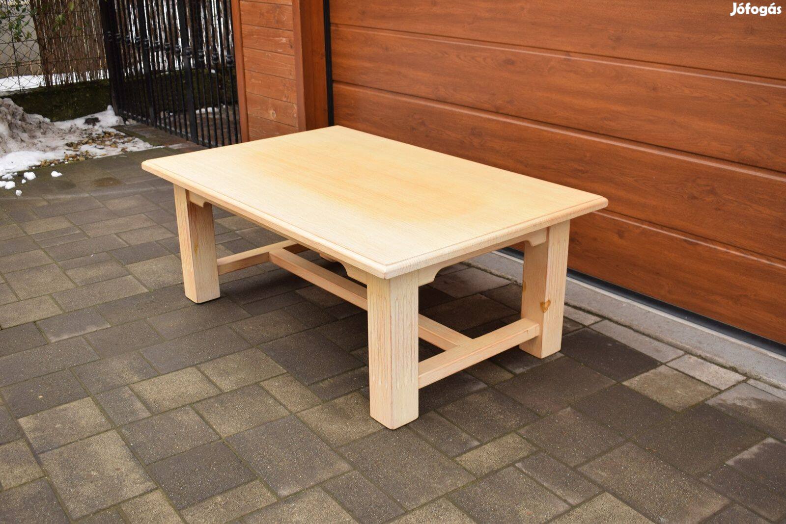 Szép állapotú tölgy dohányzóasztal