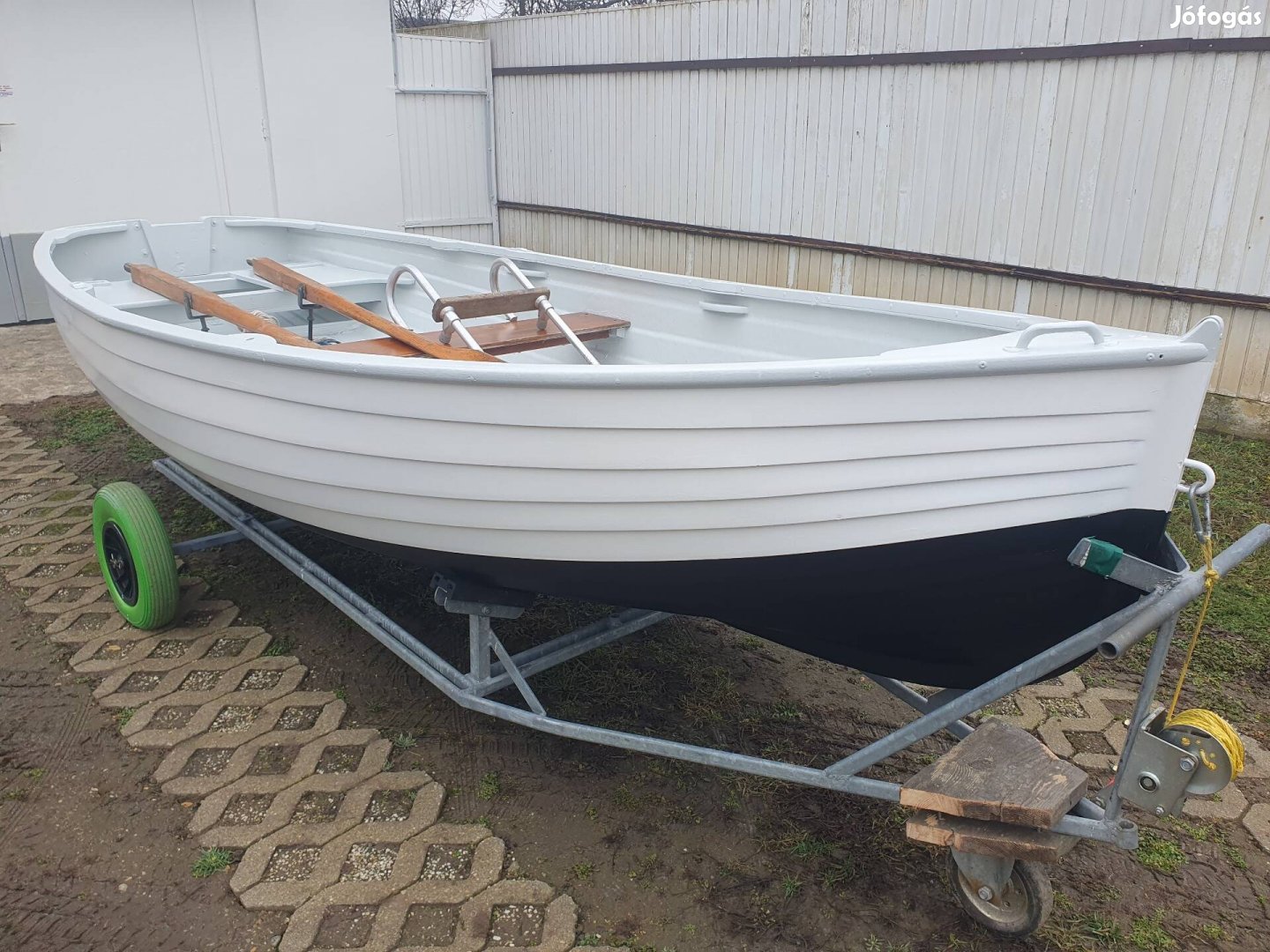 Szép állapotú üvegszálas csónak motorral vagy nélkül , sólyakocsival