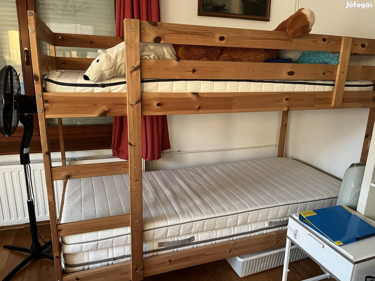 Szép emeletes ágy matraccal