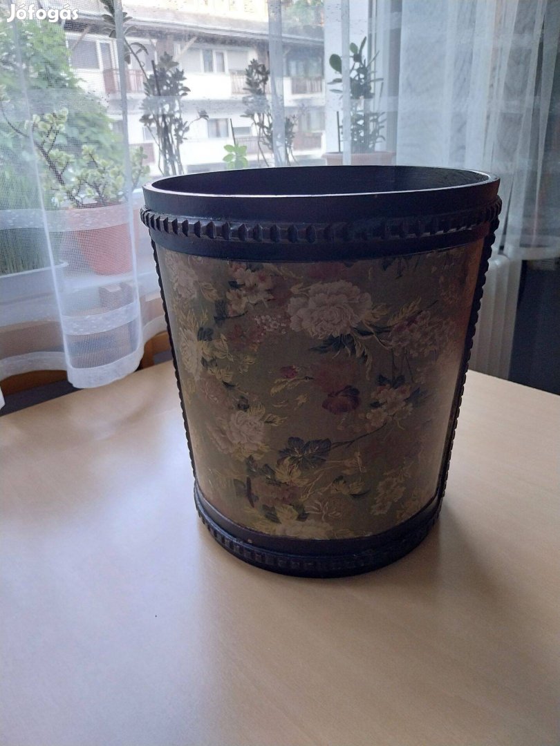 Szép fa újságtartó