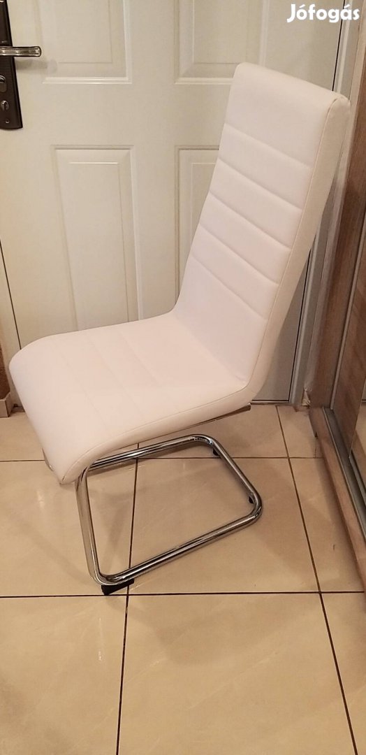 Szép fehér étkező székek króm szánkótalpaslábbal eladók.
