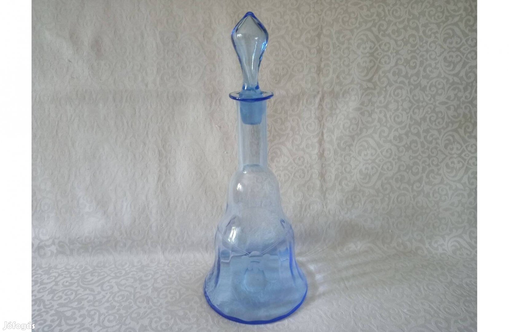 Szép formájú kék kínáló üveg butella borosüveg