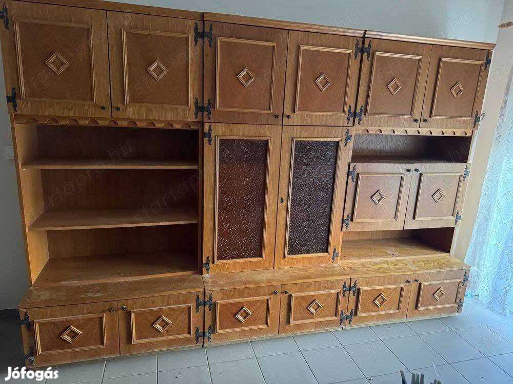 Szép kivitelű világos vitrines és ruha akasztós szekrénysor eladó!