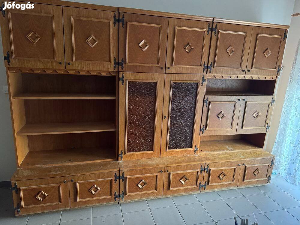 Szép kivitelű világos vitrines és ruha akasztós szekrénysor eladó!