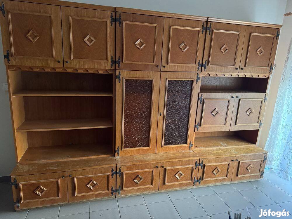 Szép kivitelű világos vitrines és ruha akasztós szekrénysor eladó!