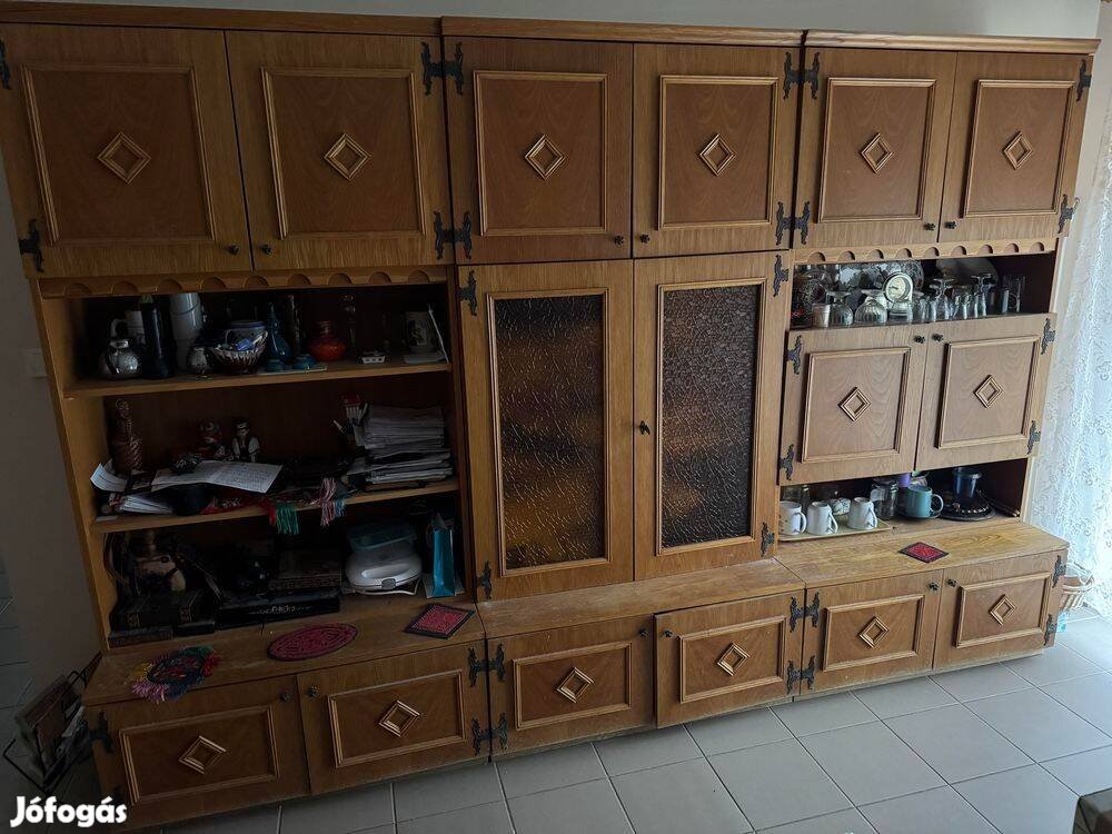 Szép kivitelű vitrines szekrénysor eladó!