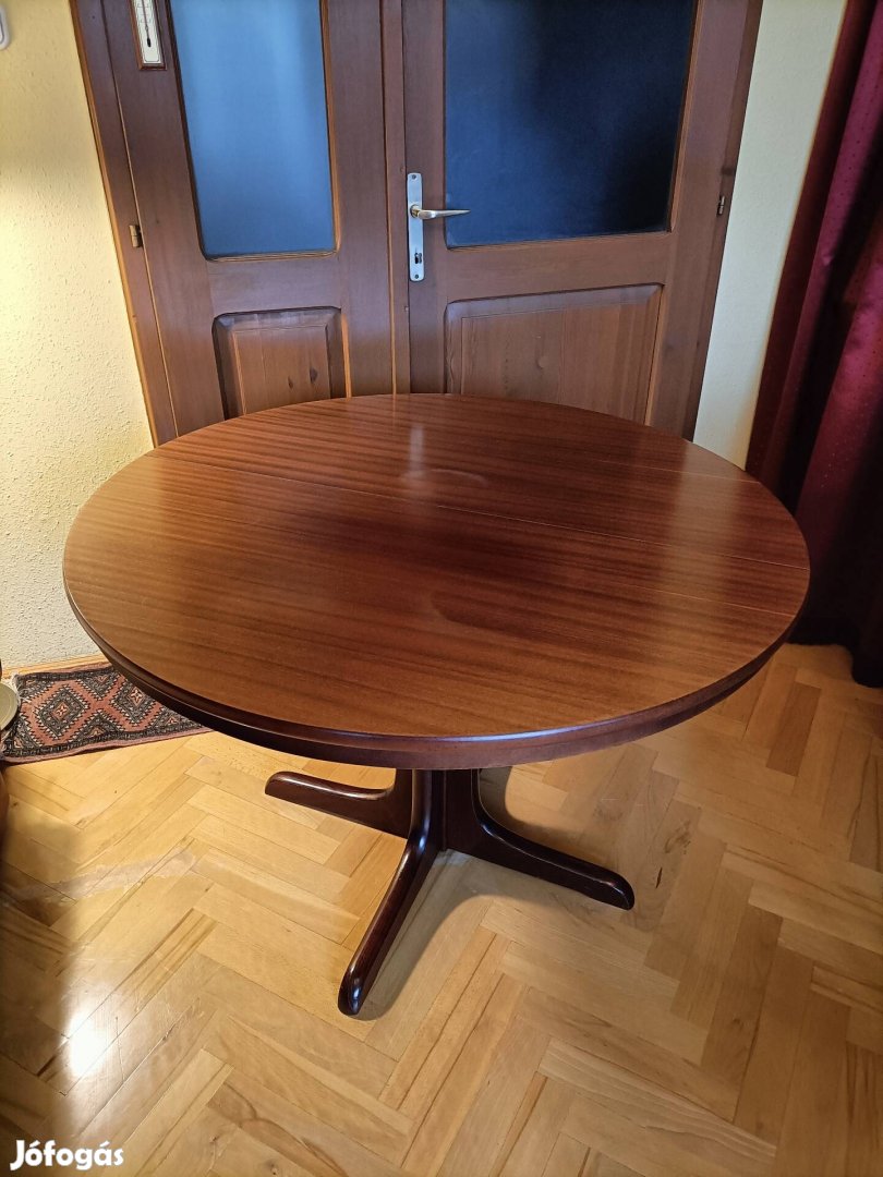 Szép lakkozott körasztal eladó