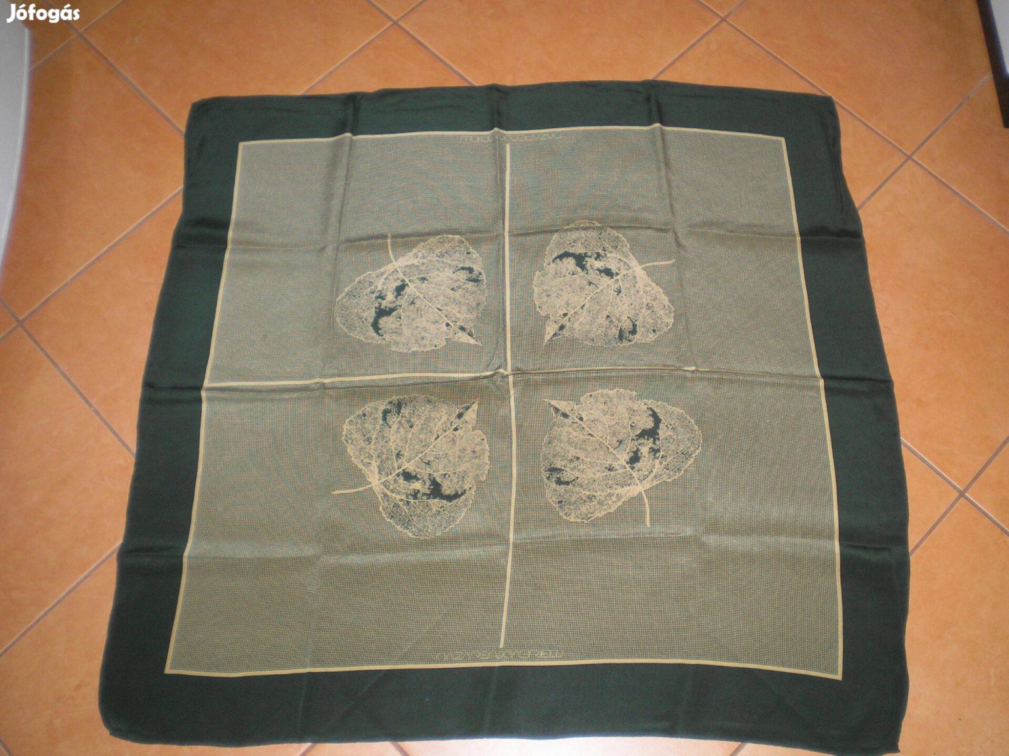 Szép színekben érdekes levélmintával női kendő sál