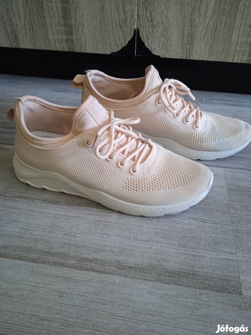 Szép tiszta állapotú 41 es cipő