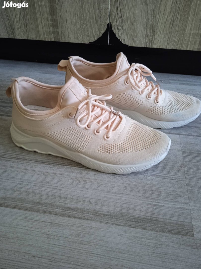 Szép tiszta állapotú 41 es cipő