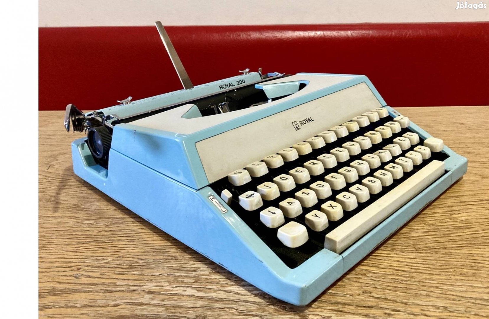 Szépen működő halvány kék Royal 200 írógép