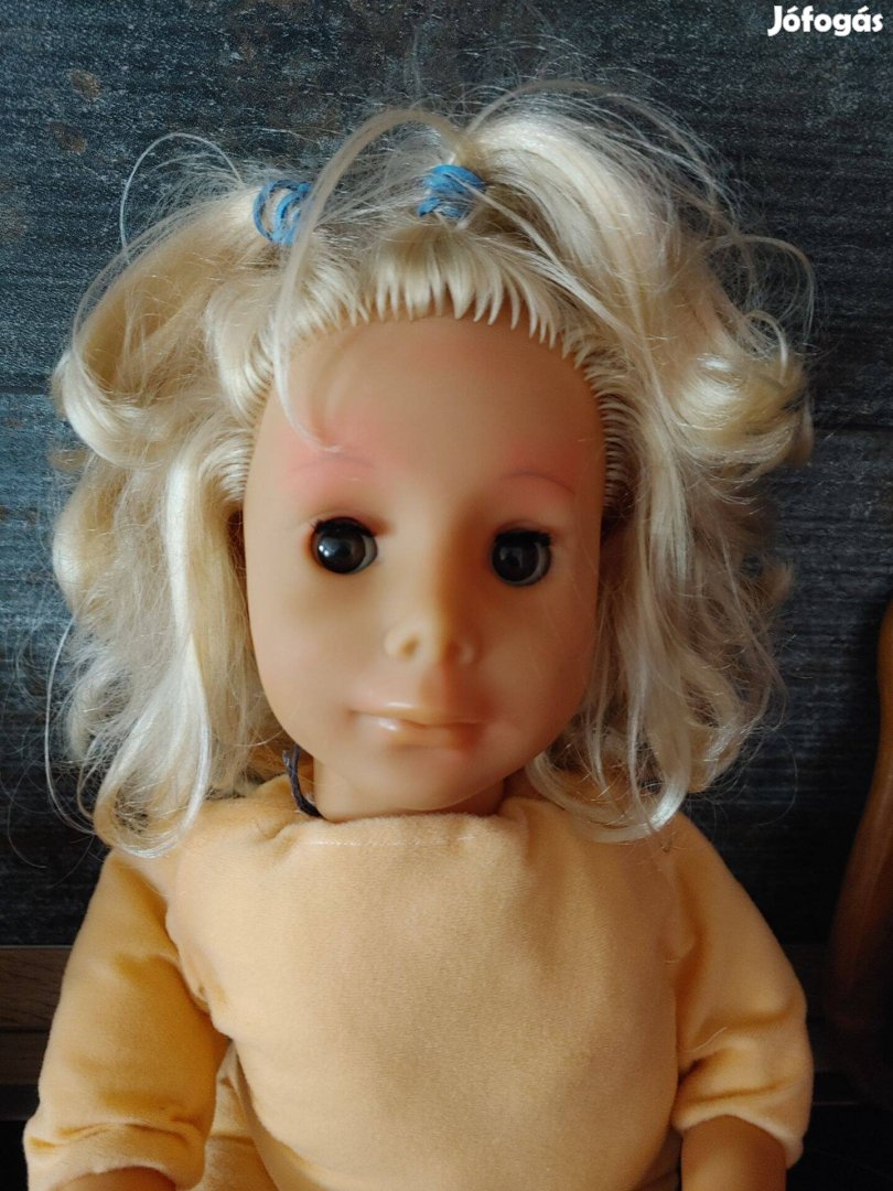 Szépséges kedves arcú játék baba -sorszámozott 63 cm