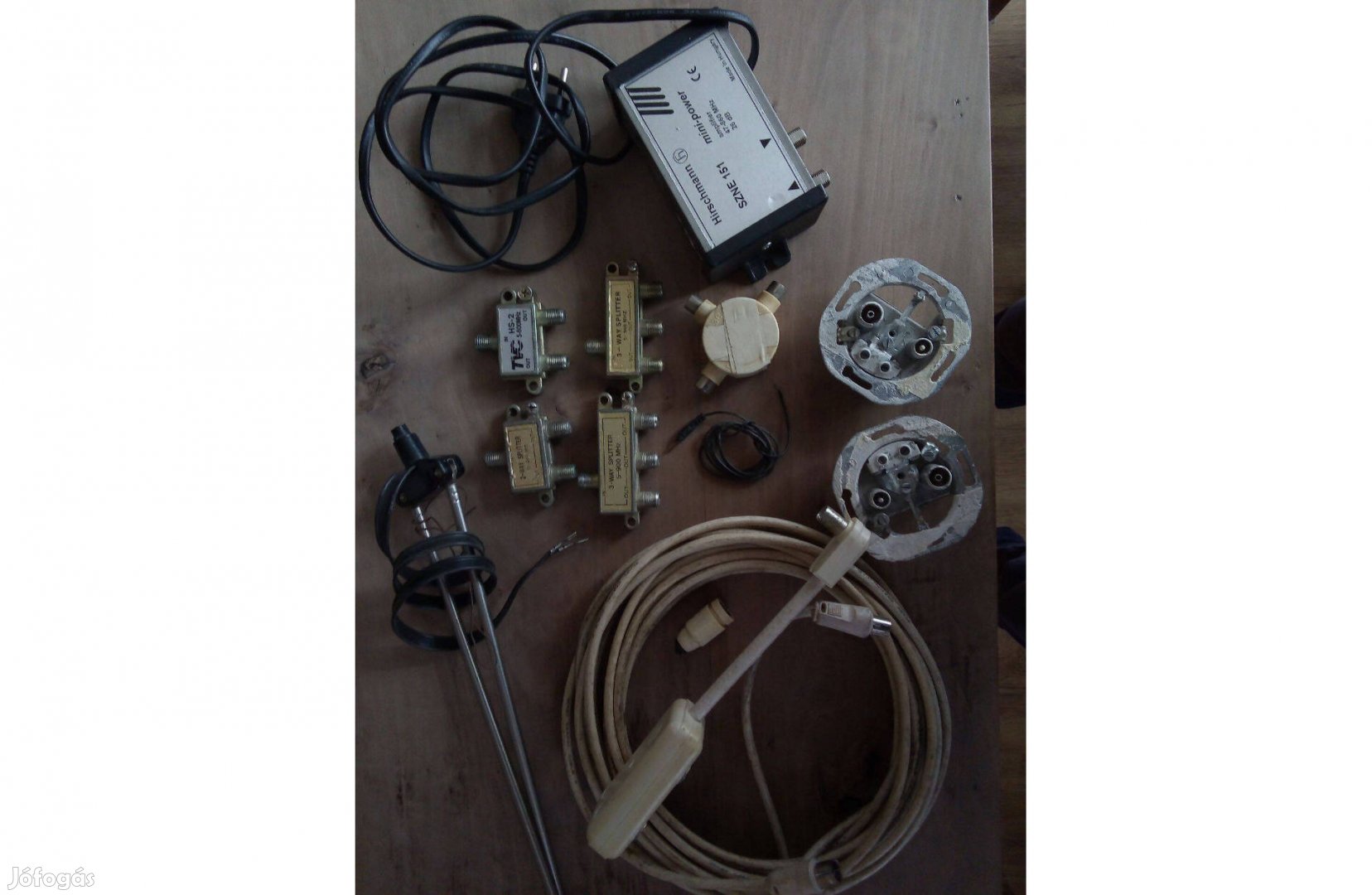 Szerelési eszköz, antenna jel erősítő, szétosztó, Koax kábel
