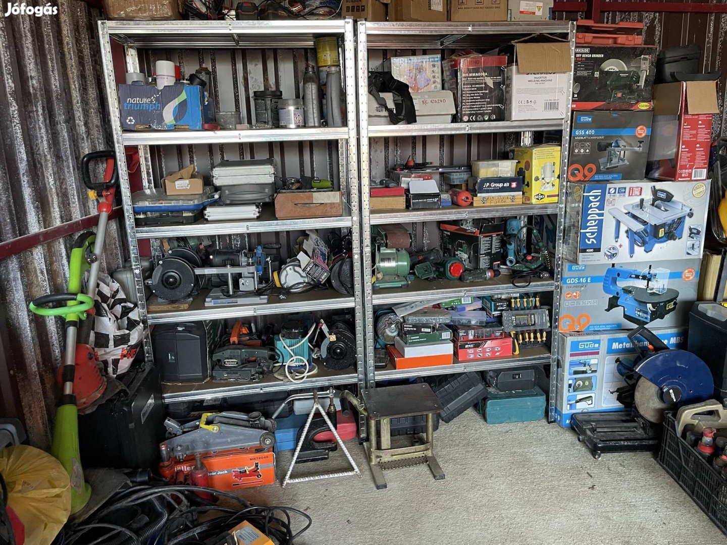 Szerszámok, kofferesek, gépek