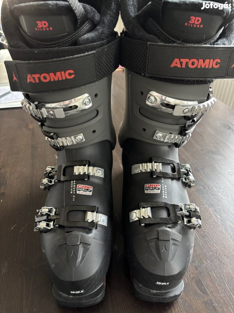 Szezon végi akció, 43-as Atomic síbakancs ajándék síléccel