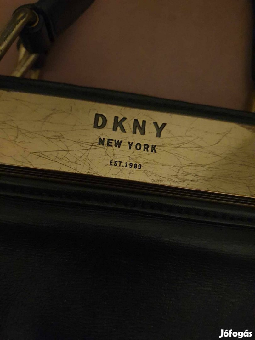 Sziasztok eladó egy DKNY táska akinek kell az írjon??? 