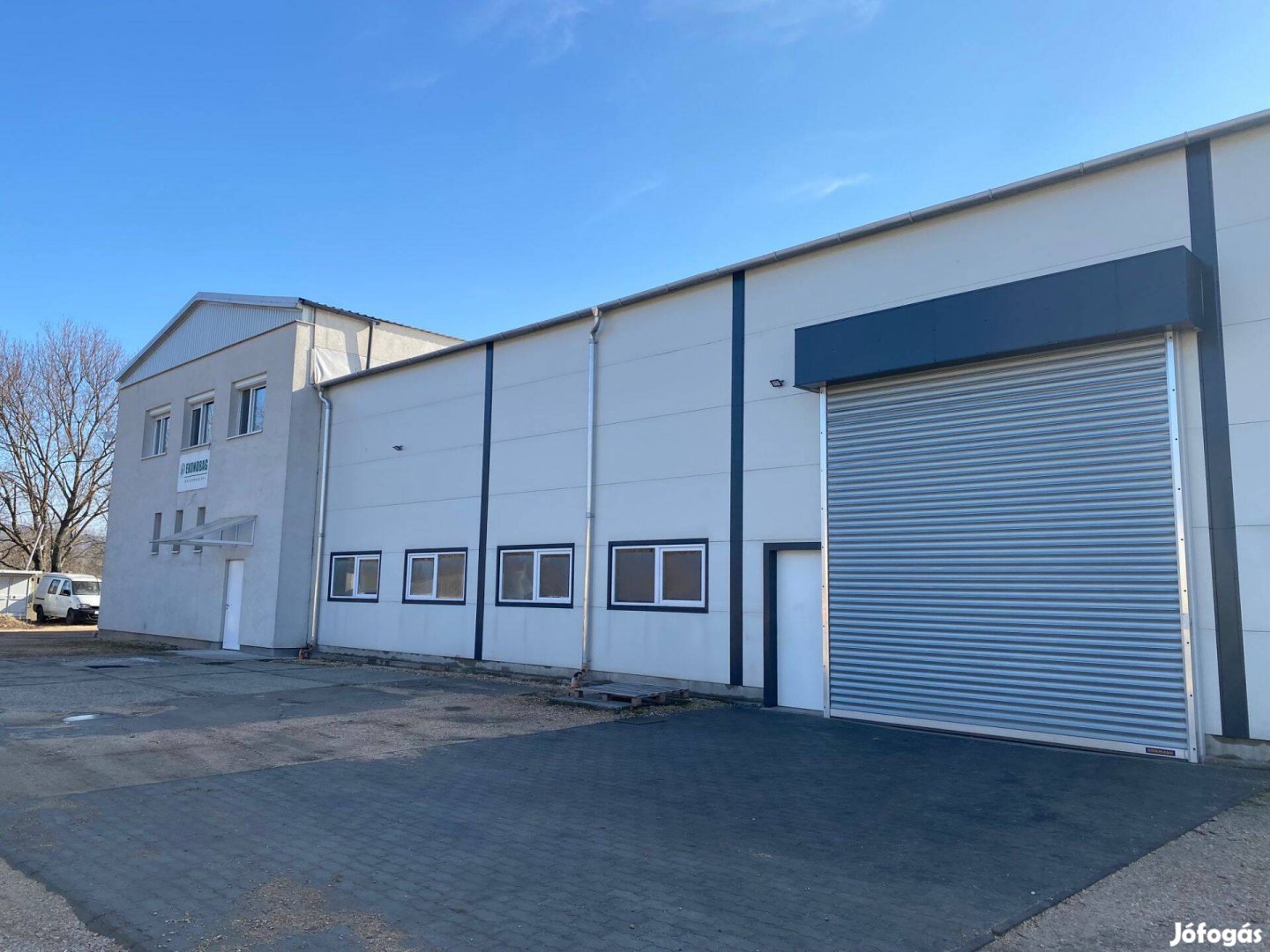 Szigetelt, 1800 nm-es csarnok irodákkal kiadó!
