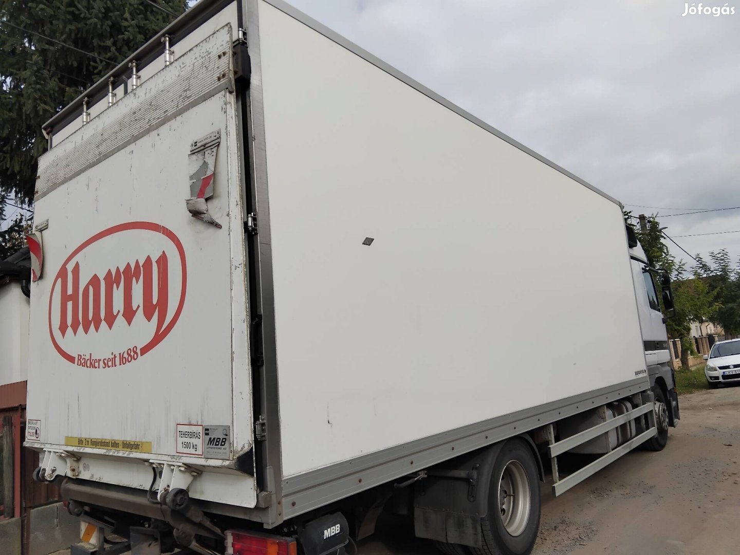 Szigetelt dobozos felépítmény eladó