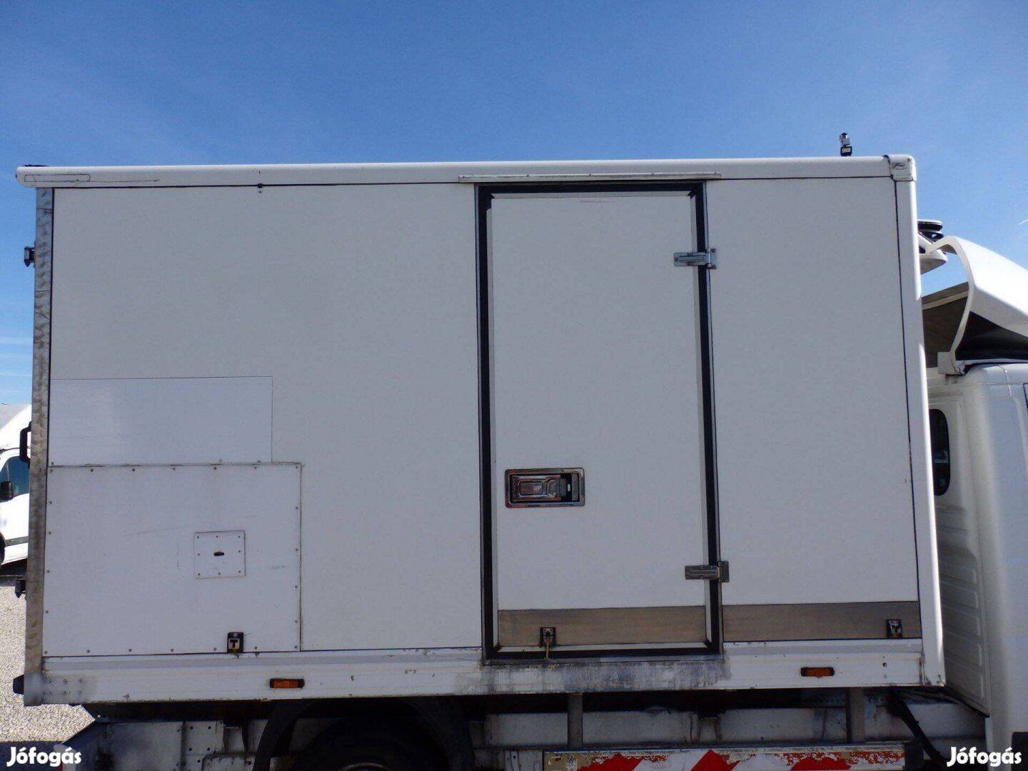 Szigetelt húspályás hűtős doboz Carrier Xarios 300 hűtővel