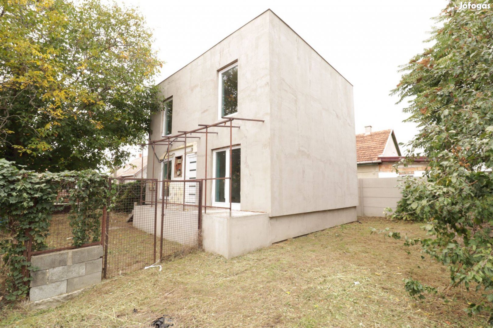 Szigethalmon a Dunához közel 4 szobás ház eladó